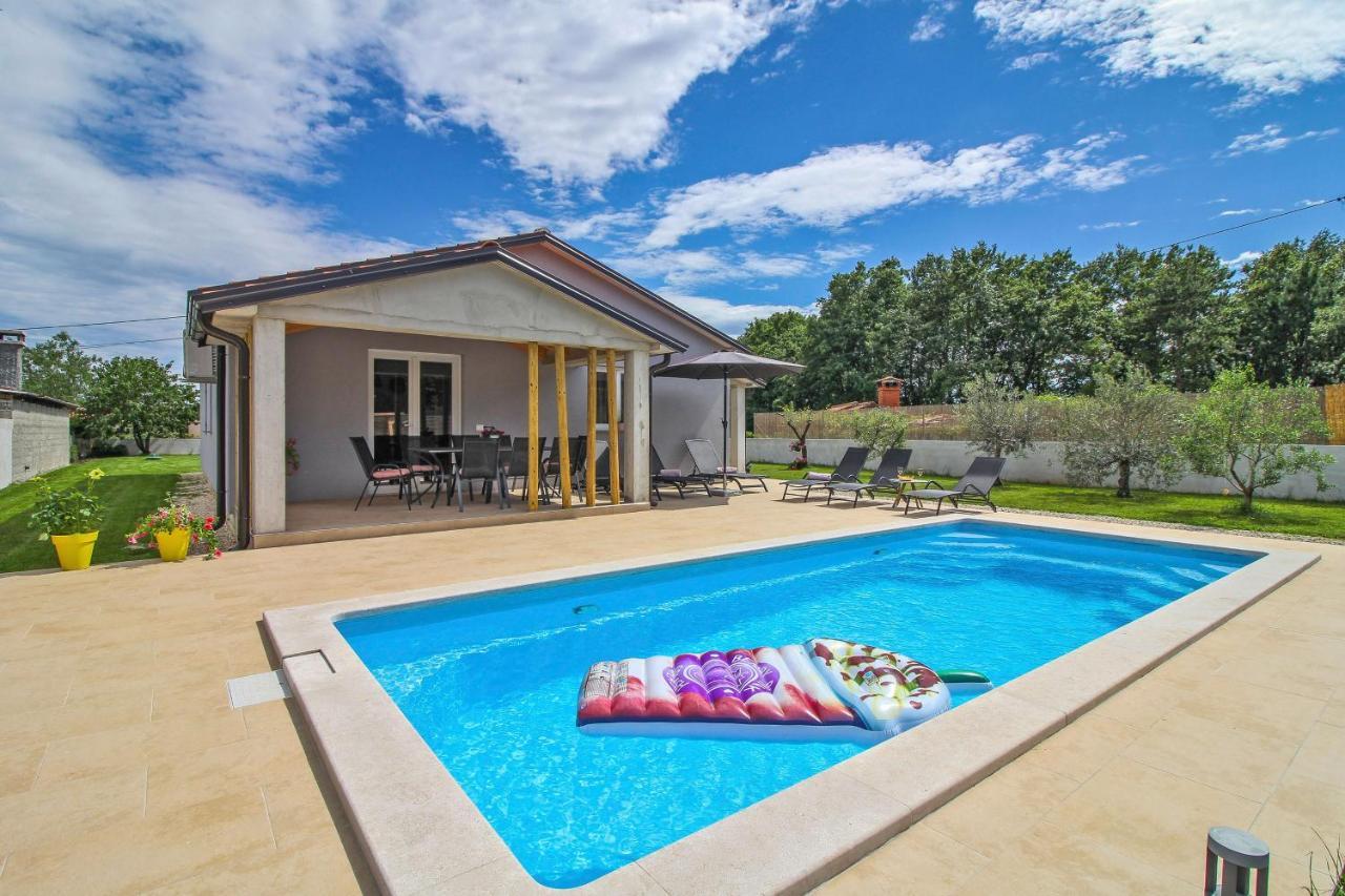 Villa Natascha In Pamici - Haus Fuer 6 Personen Žminj Esterno foto