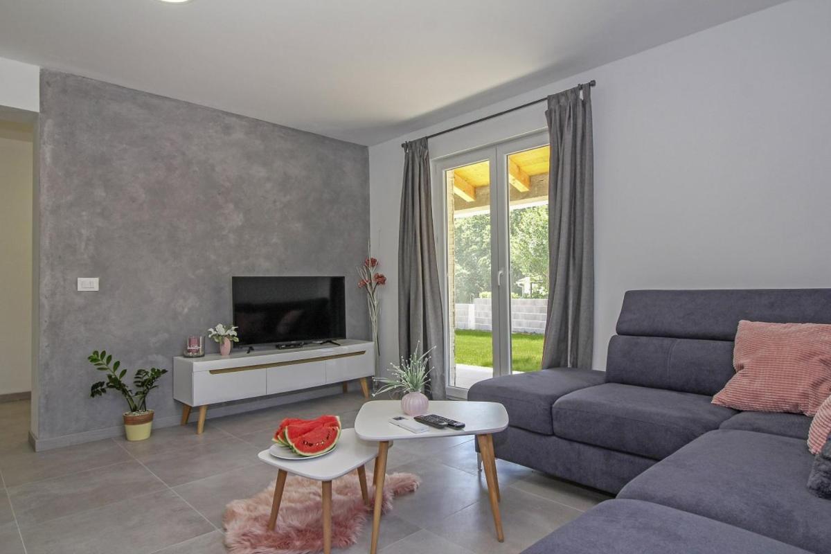 Villa Natascha In Pamici - Haus Fuer 6 Personen Žminj Esterno foto