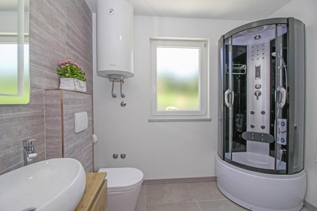 Villa Natascha In Pamici - Haus Fuer 6 Personen Žminj Esterno foto