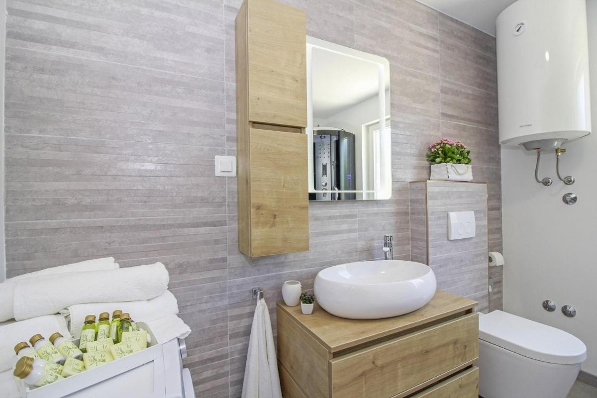 Villa Natascha In Pamici - Haus Fuer 6 Personen Žminj Esterno foto