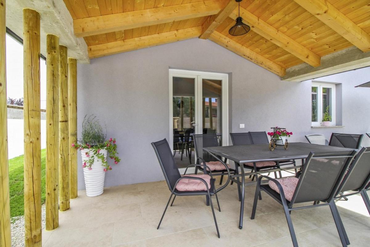 Villa Natascha In Pamici - Haus Fuer 6 Personen Žminj Esterno foto
