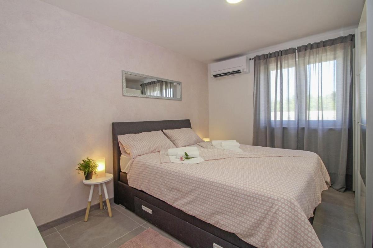 Villa Natascha In Pamici - Haus Fuer 6 Personen Žminj Esterno foto