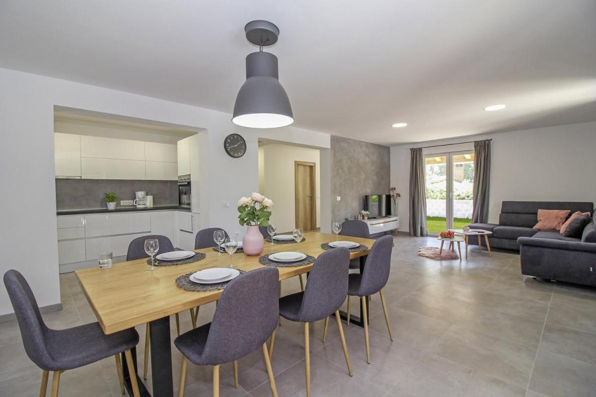 Villa Natascha In Pamici - Haus Fuer 6 Personen Žminj Esterno foto