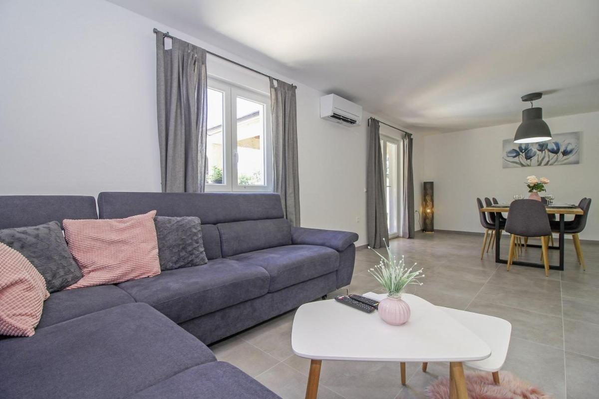 Villa Natascha In Pamici - Haus Fuer 6 Personen Žminj Esterno foto